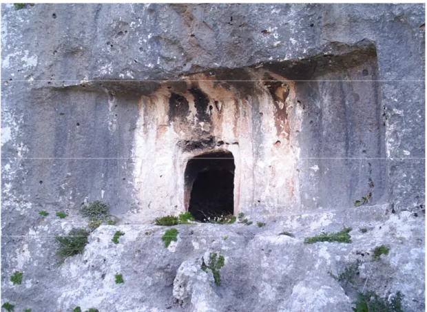 Fig. 8. Prospetto della tomba a finti pilastri (T3). 