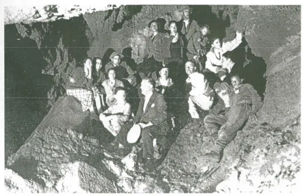 Figura 10: Pietro Zangheri (in basso a desta con la tuta bianca) e Giovanni Mornig (sdraiato alla sua sinistra)   al Buco del Noce il 30 settembre 1934 (da S IMEONE  1985)