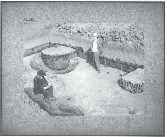 Figura 1: Giuseppe Scarabelli e Antonio Santarelli sugli scavi di San Giuliano di Toscanella (da Morico 2007)