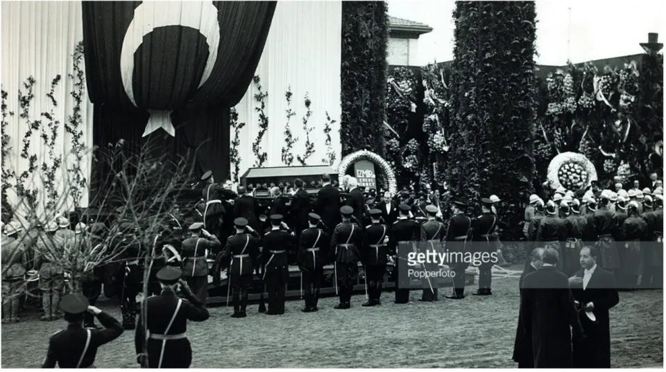 fig. 8 Il catafalco realizzato da Bruno Taut il giorno dei solenni funerali  di stato di Mustafa Kemal Atatürk, Ankara 21 novembre 1938