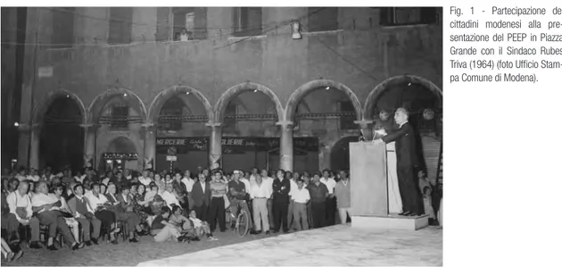 Fig. 1 - Partecipazione dei  cittadini modenesi alla  pre-sentazione del PEEP in Piazza  Grande con il Sindaco Rubes  Triva (1964) (foto Ufficio  Stam-pa Comune di Modena).
