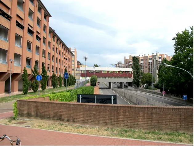 Fig. 4 - Bologna: Pru “Fiera-Sta- “Fiera-Sta-lingrado” - Gli edifici residenziali  e l’edificio a ponte sul viale della  Repubblica.