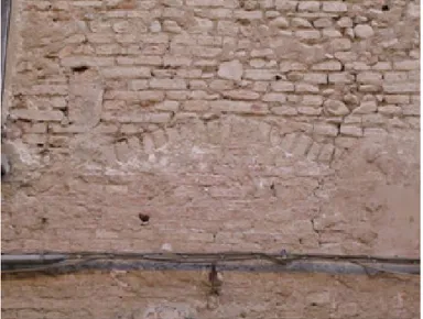 Fig. 1 – Le fasi dell’evoluzione  dell’edificio letta tramite la  diffe-renziazione tra murature realizzate  in epoche differenti: si nota l’uso di  materiale eterogeneo nella  porzio-ne più alta, identificata come la più  antica (foto di G