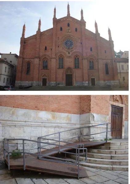 Fig. 2 - Chiesa S. Maria del Carmi- Carmi-ne, Pavia. La rampa di  collegamen-to tra il sagracollegamen-to e gli ingressi alla  basilica; si percepisce  immediata-mente che la soluzione è  removi-bile senza danneggiare l’immagine  dell’edificio.