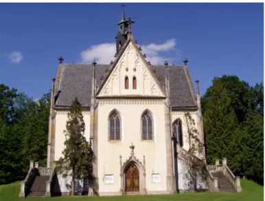 Fig. 8. La cappella funeraria della  secondogenitura degli  Schwar-zenberg nel parco all’inglese  pres-so la loro residenza a Orlik nella  Boemia meridionale, foto: autore,  2009