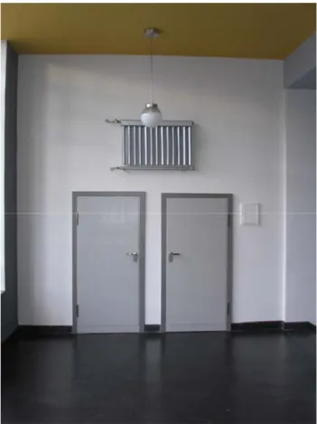 Fig. 4 ‐ Interno dell’edificio sede del Bauhaus a Dessau. La col‐ locazione  del  radiatore  in  posizione  non  adatta  al  suo  rendi‐ mento contribuisce alla composizione dello spazio interno e gli  conferisce  un  carattere  decorativo,  volto  a  ramm