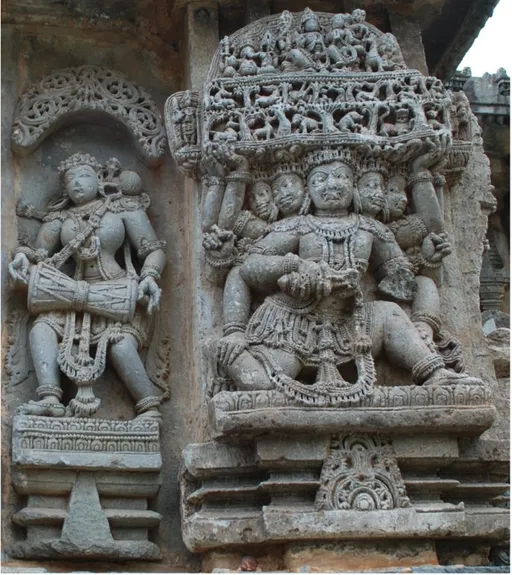 Fig. 7. Śiva Rāvaṇānugrahamūrti, esterno del tempio di Kedāreśvara, fine del  XII - inizio del XIII secolo, Halebid (Karnataka) 