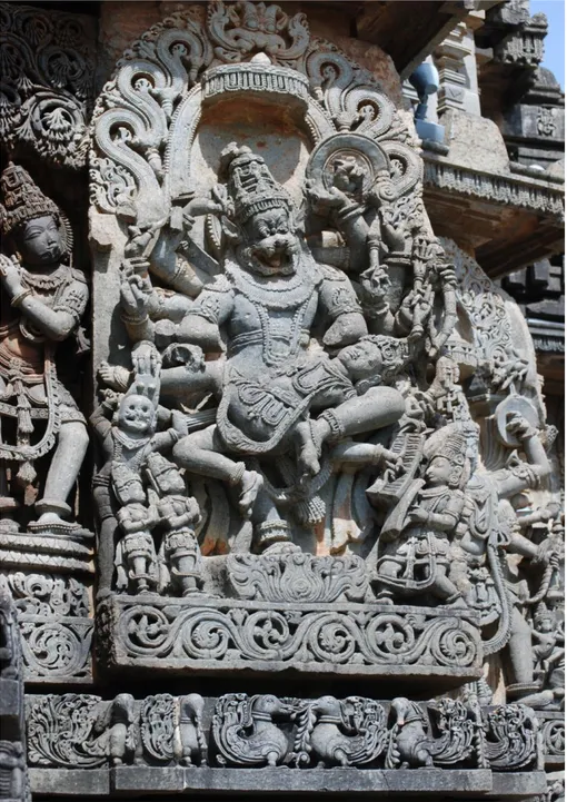 Fig. 8. Narasiṃha Hiraṇyavadhamūrti, esterno del tempio di Hoysaḷeśvara,  XII secolo, Halebid (Karnataka) 