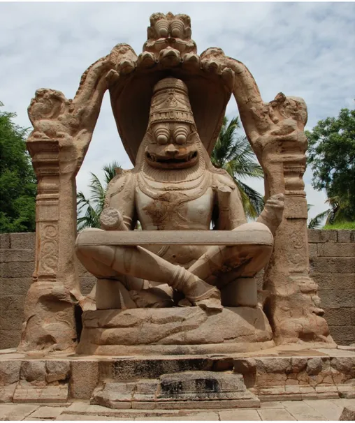 Fig. 9.  Statua  di  Yogānandanarasiṃha,  Hampi  (Karnataka),  altezza  6,70  m  circa, inizio del XVI secolo, Hampi (antica Vijayanagara, Karnataka)