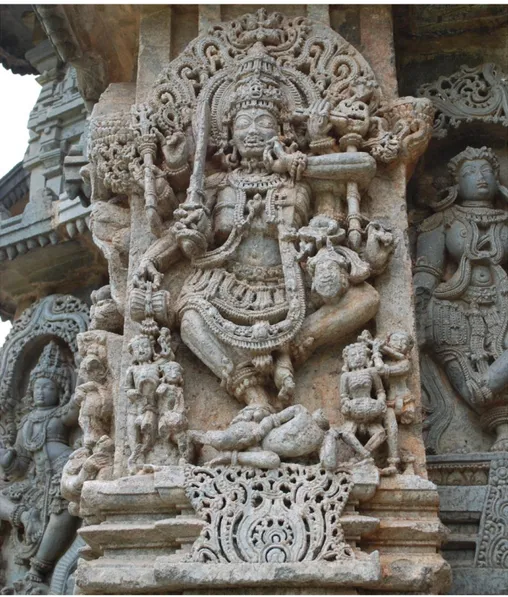 Fig. 10. Kālī ‒ Cāmuṇḍā, esterno del tempio di Kedāreśvara, fine del XII -  inizio del XIII secolo, Halebid (Karnataka)