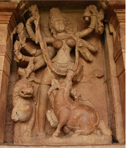 Fig. 3. Durgā che uccide l’asura Bufalo (Mahiṣāsuramardinī), tempio cosiddetto  di Durgā, VII-VIII secolo, Aihole (Karnataka) 