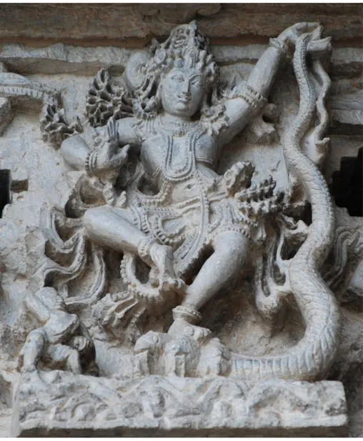 Fig.  4.  Kṛṣṇa  danza  sul  capo  del  serpente  Kāliya,  esterno  del  tempio  di  Cennakeśava, inizio del XII secolo, Belur (Karnataka) 