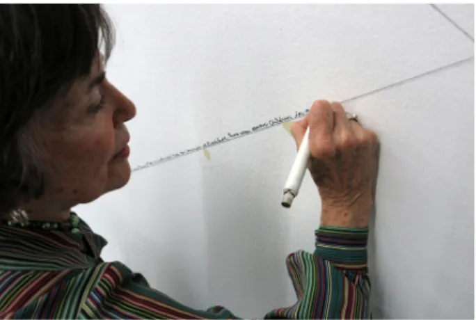 Fig. 14. Bianco-Valente, Costellazione di me. Una delle signore  coinvolte scrive i suoi ricordi sulle pareti della galleria, 2014