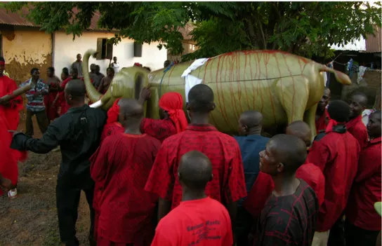 Fig. 2 ‘Carrying the elephant-cofn’ del Mantse Nii Amartey Kwei II a seguito del  sacrifcio di un animale il cui sangue è stato versato sulla bara.
