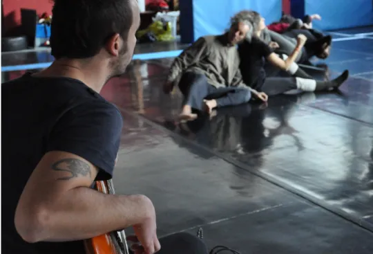 Fig. 2. Live music accompanies the dancers during a Contact Improvisaton Jam in Bologna, 2015
