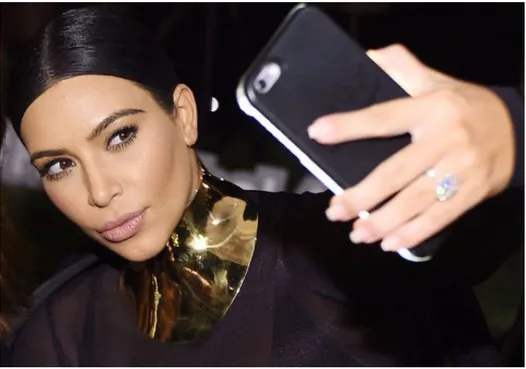 Figura	 4	 Kim	Kardashian,	attualmente	al	sesto	posto	dei	profili	più	seguiti	su	Instagram	(@kimkardashian),	qui	 ripresa	 nell’atto	 di	 scattarsi	 un	 selfie.	 Sono	 tantissime	 le	 foto	 social	 che	 inquadrano	 l’atto	 di	 scattare	 selfie,	 #gettingse
