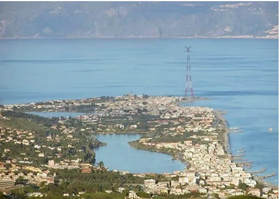 Figura 2. Sistema lagunare di Capo Peloro. Torre Faro. Stretto di Messina.  Sulla sinistra il Lago di Faro (o Pantano Piccolo) e sulla destra il Lago di 