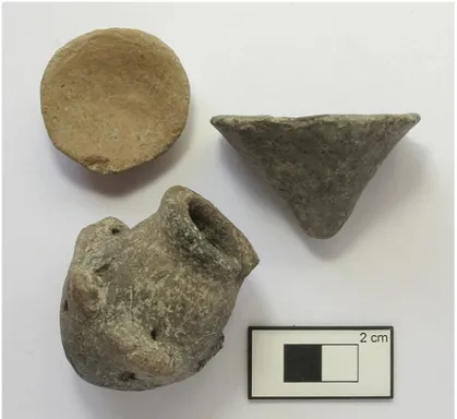 Fig. 26: Three miniature pots from the Building II, in relation to a fragmen- fragmen-ted floor and the stone foundations
