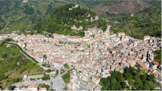 Fig. 1. Vista da Sud del paese di Monforte San Giorgio, che si estende ai piedi del Monte  Marra, noto come Colle dell’Immacolata (foto G