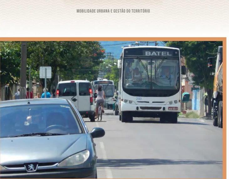 Figura 3. Trafego intenso na Avenida Thiago Peixoto: ciclista disputa espaço entre carros parados, ônibus e caminhões