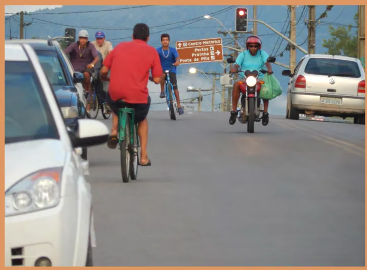 Figura 5 - Ciclistas nos dois sentidos disputam espaço entre trânsito e carros estacionados na Avenida 