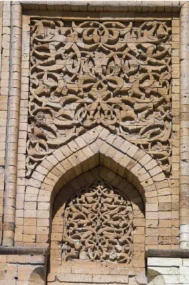 Figure  1.9.  Eastern  portal  of  the  Masjed-e  Jāme’-e  Herat  showing  Ghurid  ornamnets  (brickwork  and  glazed inscription) and Timurid alterations