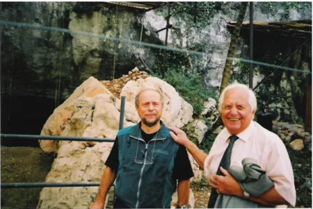 Fig. 3: Il dott. Francesco Tagliente con il prof. Antonio Guerreschi in prossimità dell‟area di scavo  