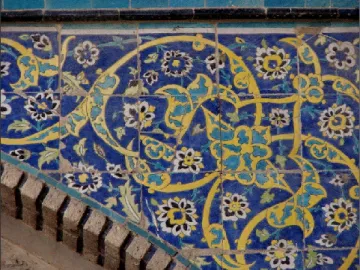 Figure 2.2 Details of haft rang tiles in a spandrel at  Masjid-i Jāmeʿ of Qazvīn (photo: the author) 