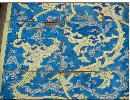 Figure 2.3 Detail of Safavid haft rang tiles in a spandrel of ʿAbbās-qulī madrasa (photo: the author)  Māzandarān 