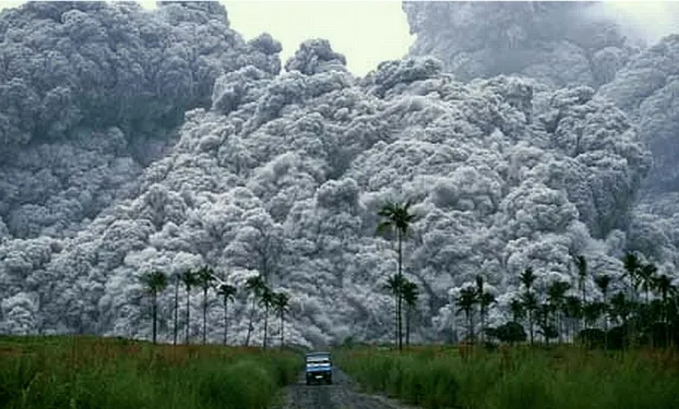 Figure 0.0.3: Pyroclastic density current generated by the June 1991 Mount Pinatubo Plinian eruption (Philip- (Philip-pines)