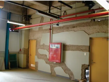 Figura 2.7 - Danno ad una parete utilizzata par il supporto di tubature per  l'antincendio (FEMA, 2012)