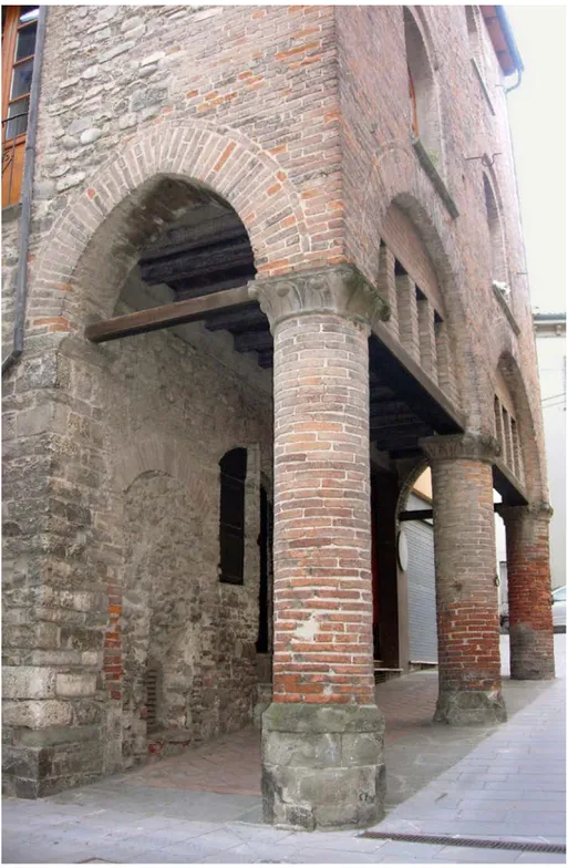 Fig. 12. Bobbio, contrada di Porta Alcarina. Casa “di Teodolinda” (foto E. Destefanis).