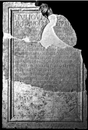 Fig. 1. Iscrizione onoraria di L. Iulius Iulianus,  proveniente dal Tevere, sponda della Marmorata, Roma  (Museo Nazionale Romano delle Terme di Diocleziano,  Coll