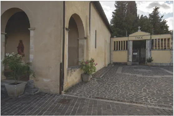 Fig. 14 – Bugnara, scorcio del cimitero e del portico della chiesa della Madonna della Neve (foto Luca Del Monaco)