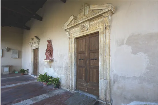 Fig. 24 – Bugnara, chiesa della Madonna della Neve, scorcio del portico con i portali (foto Luca Del Monaco)