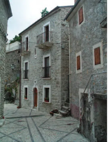 Fig. 6 – Fara San Martino (Ch), edifici del centro storico (foto C. Varagnoli, 2010).