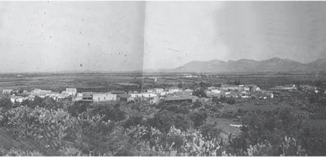 Figura 5. Palmas Suergiu (Carbonia-Iglesias). Una panoramica del paese scomparso scattata dal monte di Palmas, poco  prima della demolizione avvenuta nell’aprile del 1964 (Archivio privato famiglia Locci).