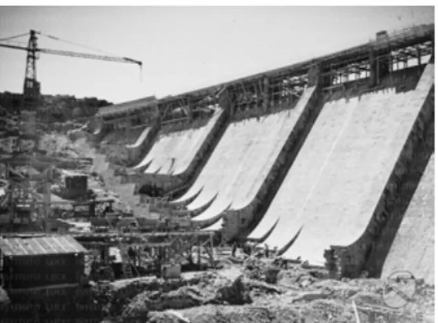 Figura 6.  Il cantiere di costruzione della diga di Monte Pranu  nei pressi della borgata di Palmas (Archivio dell’Istituto  Luce)
