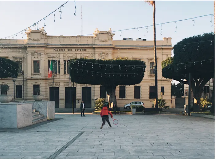 Fig. 23 · Bambini giocano a tennis a Piazza Italia, Reggio Calabria, 2016.