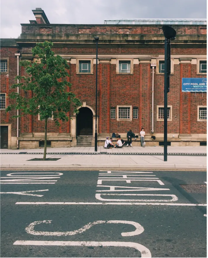 Fig. 1 · Skater riposano sul marciapiede di Jon Dobson Street,  Newcastle Upon Tyne, 2017.