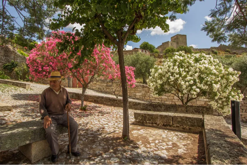 Figura 1. Il patrimonio culturale e la cultura sono beni  vitali per la coesione sociale con un impatto significativo  sulla qualità della vita dei residenti, contribuendo al  loro benessere e al senso di appartenenza (per gentile  concessione di Aldeias H