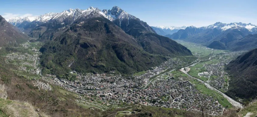 Figura 9.  Il paesaggio della Valchiavenna, regione  geografica alpina della Lombardia, in provincia di Sondrio,  a nord del Lago di Como, https://www.prochiavenna.it/  (ultimo accesso 20 marzo 2020).