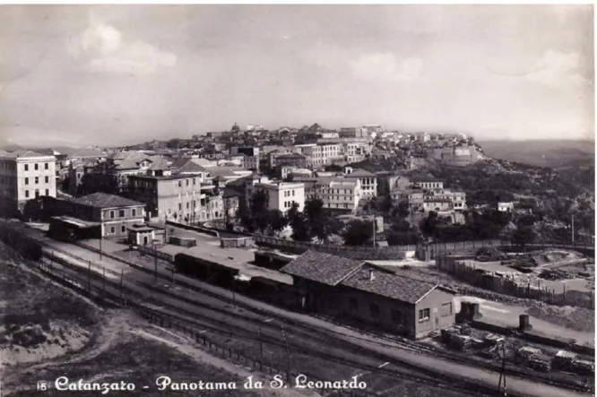 Figura 11. Catanzaro. Panorama da San Leonardo,  cartolina, metà XX secolo (collezione privata).
