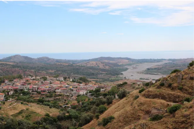 Figura 2. La città di Samo (RC), i ruderi di Precacore e la vallata del La Verde (foto A