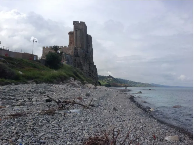 Figura 1. Roseto Capo Spulico, il Castrum Petrae Roseti lambito a est dal mare (foto C