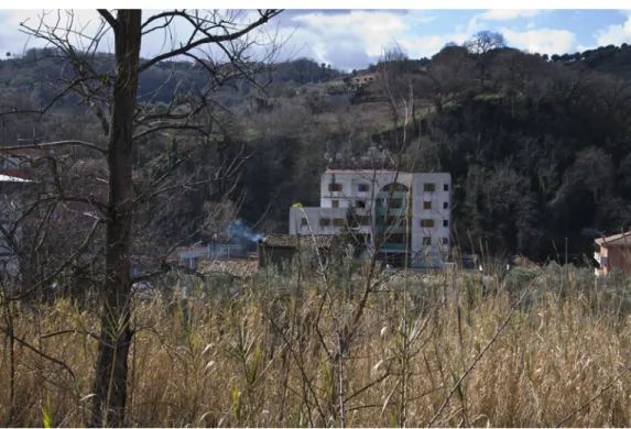 Fig.  2  -  Margine  nord  Cosenza-Rende,  zona industriale. Complesso  residenzia-le in costruzione in aperta campagna
