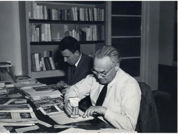 Figura 2. Sigfried Giedion al lavoro sul menabò dell’edizione italiana di Space, Time and Architecture, presso gli uffici  milanesi della Ulrico Hoepli Edizioni, 1961
