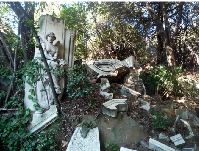 Fig.	n°	5	-	Stato	di	abbandono	del	cimitero	della	Castagna,	Sampierdarena,	Genova	(fonte:	scatto	di	 Chiara Adezati)