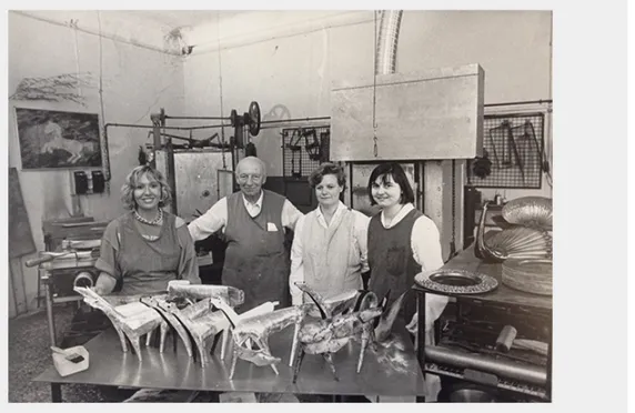 Fig. 3  Paolo De Poli e le sue collaboratrici nel laboratorio di smaltatura / courtesy APV,  De Poli, archivio foto.