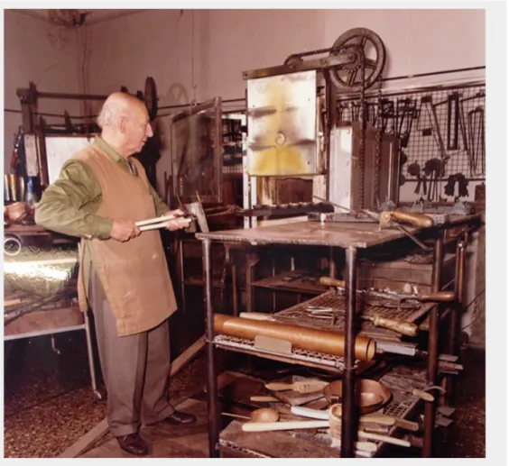 Fig. 5  Paolo De Poli mentre lavora al forno, anni ottanta / courtesy APV, De Poli, archivio foto.